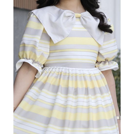 صورة فستان بناتي مخطط أصفر ورمادي بياقة فيونكة منسدلة وكشكشة - 1152